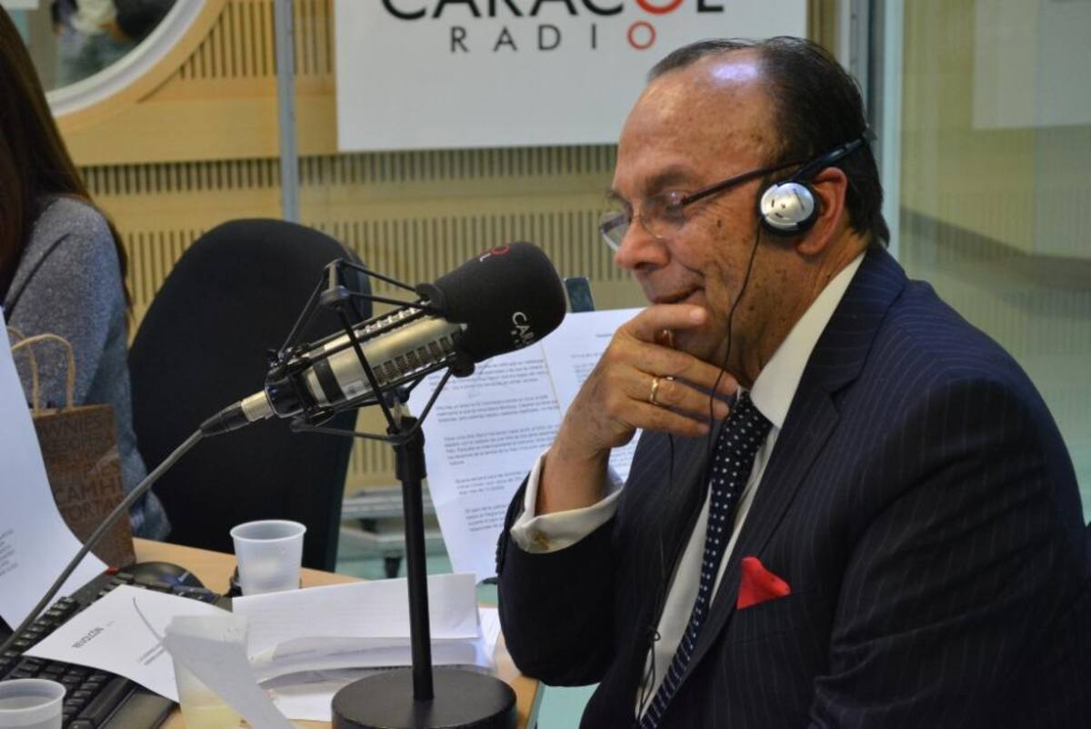 Tras dos décadas de estar inundando de humor a los colombianos, el admirado periodista se retira de La Luciérnaga, vea como desarrolla su último programa.