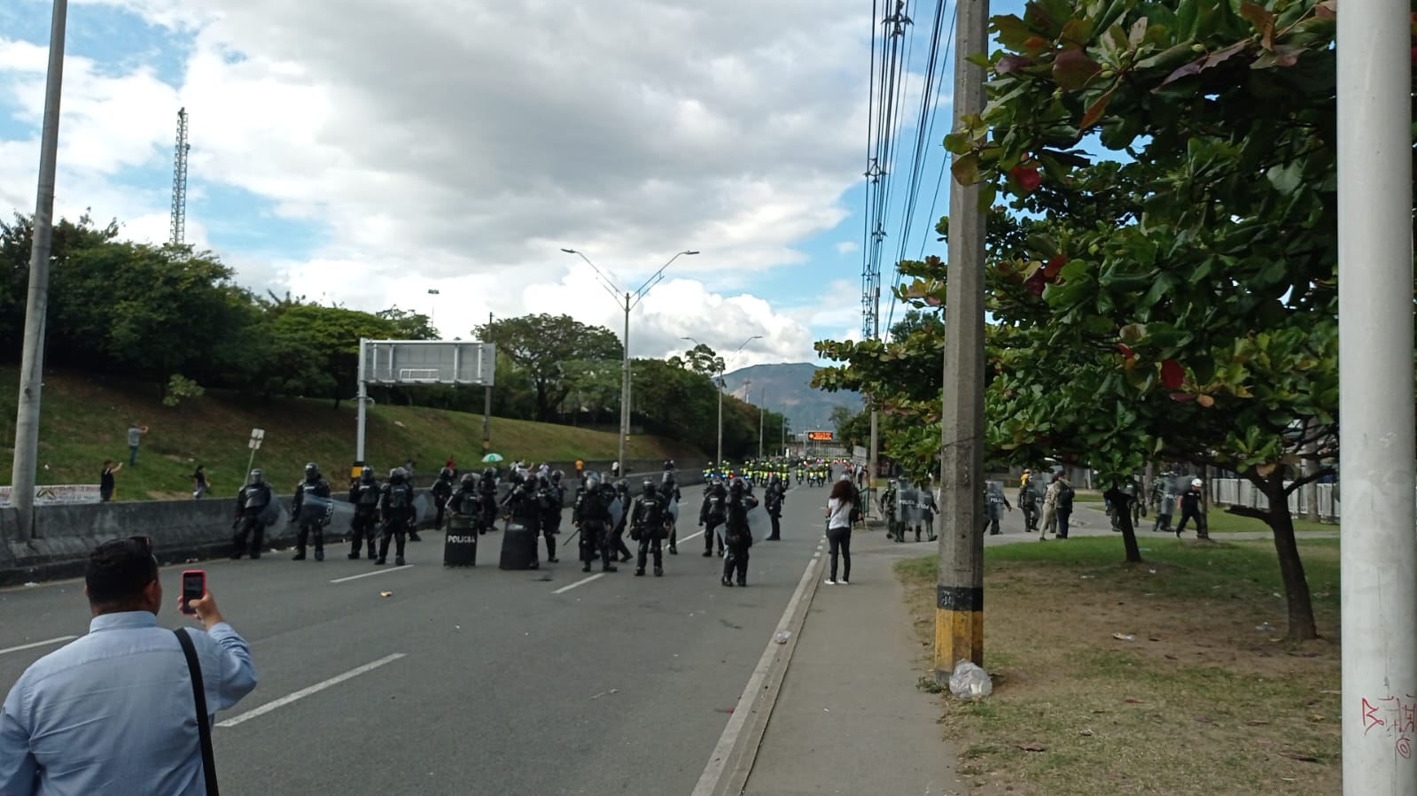 La autoridad expulsó a los manifestantes con gases lacrimógenos. Foto: Caracol Radio.