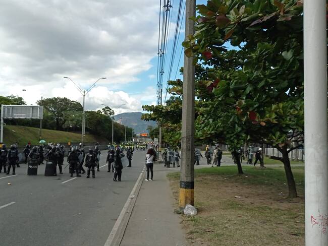 La autoridad expulsó a los manifestantes con gases lacrimógenos. Foto: Caracol Radio.