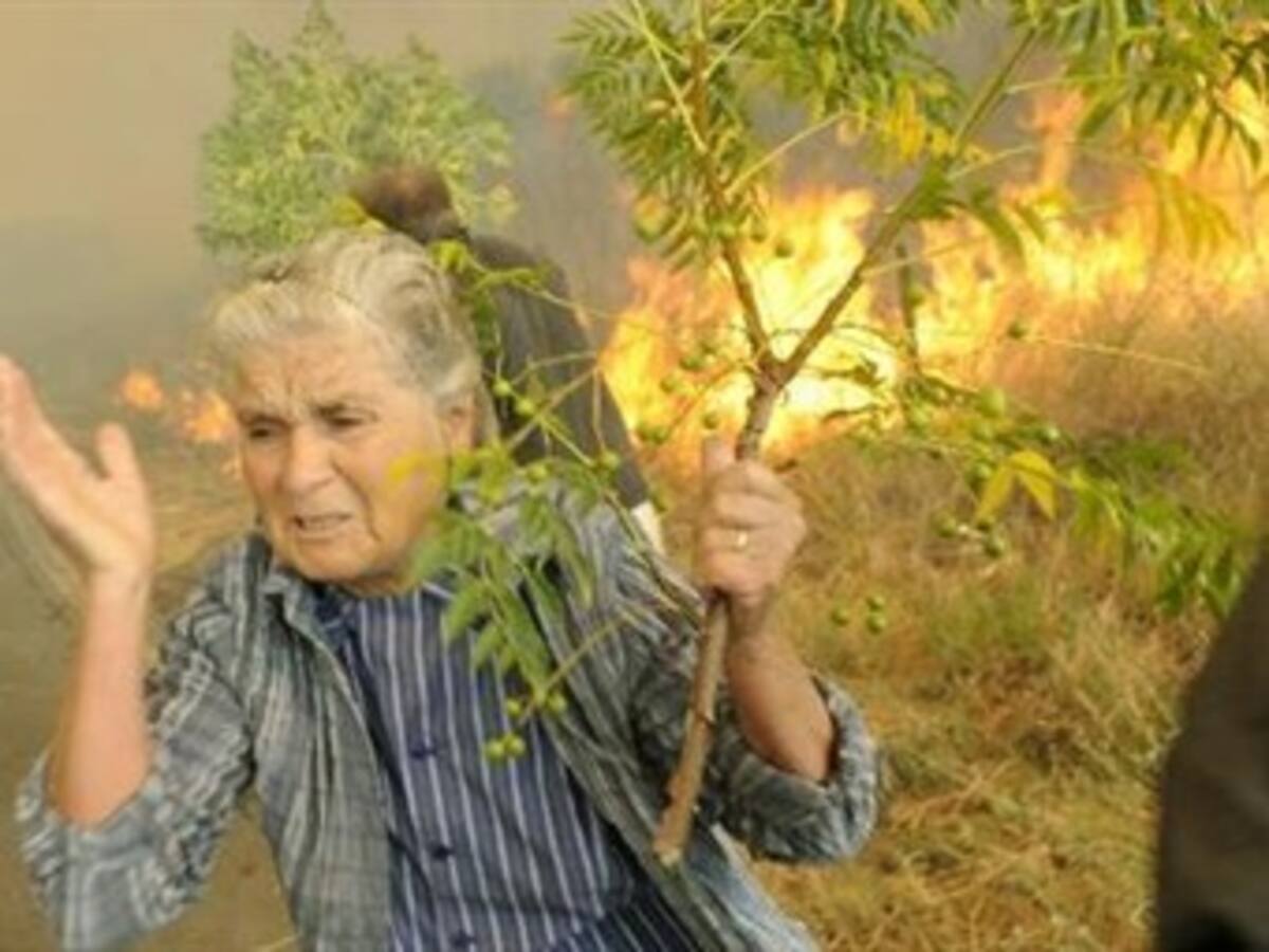 Incendio fuera de control arrasa miles de hectáreas y desata pánico en Grecia