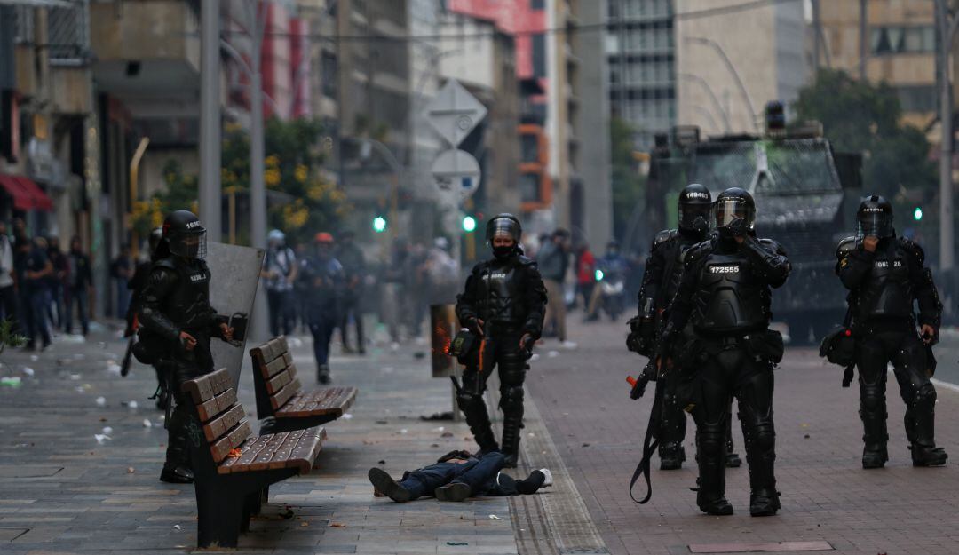 Agentes del ESMAD en medio de disturbios en Bogotá