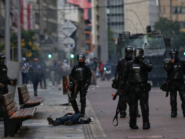 Agentes del ESMAD en medio de disturbios en Bogotá