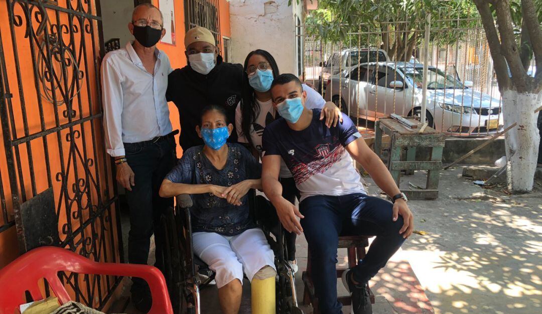 Ruth Cera, quien utiliza un tubo de PVC para caminar recibirá la donación de una prótesis.