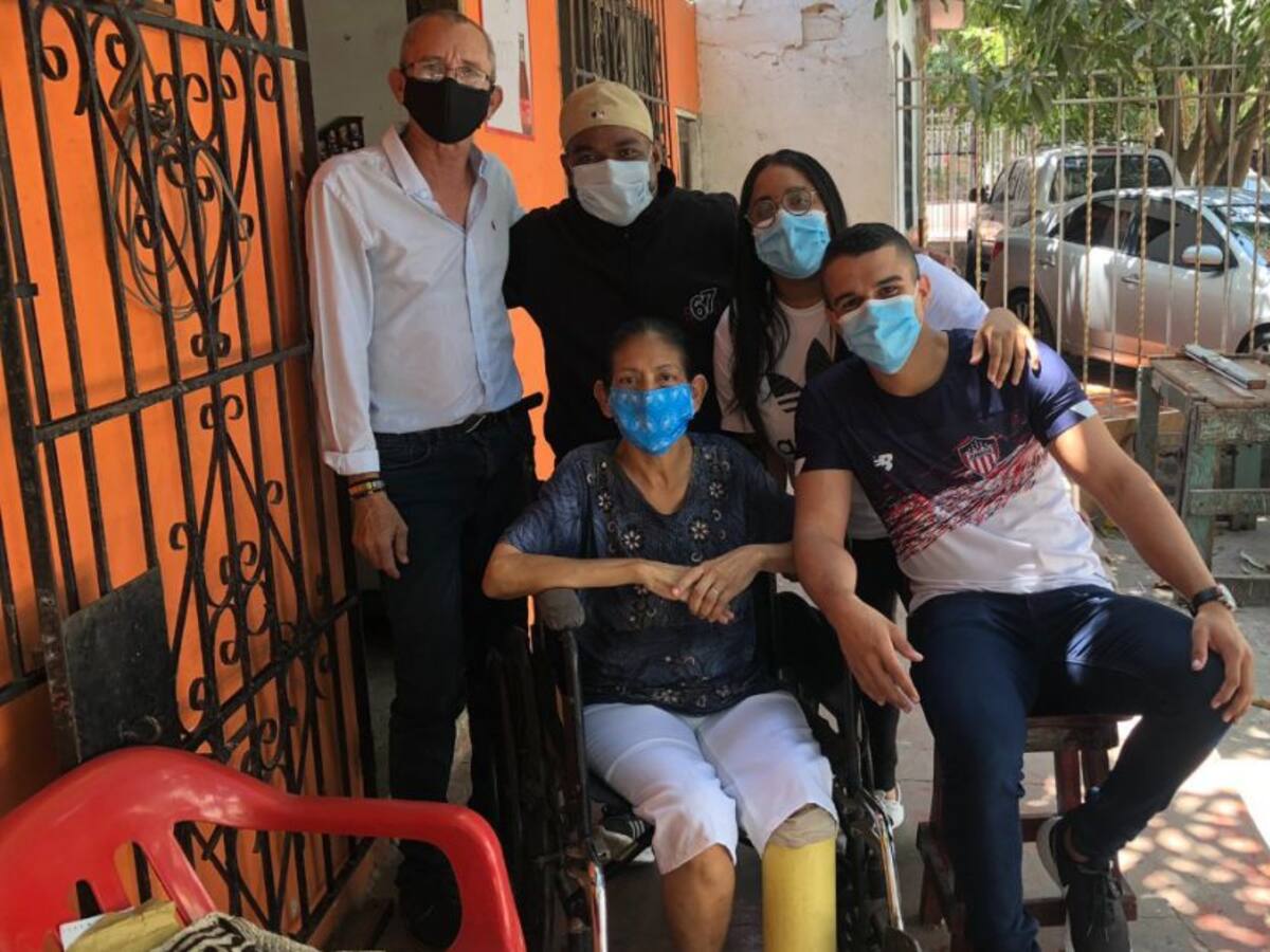 A mujer que utiliza un tubo para caminar le donarán una prótesis