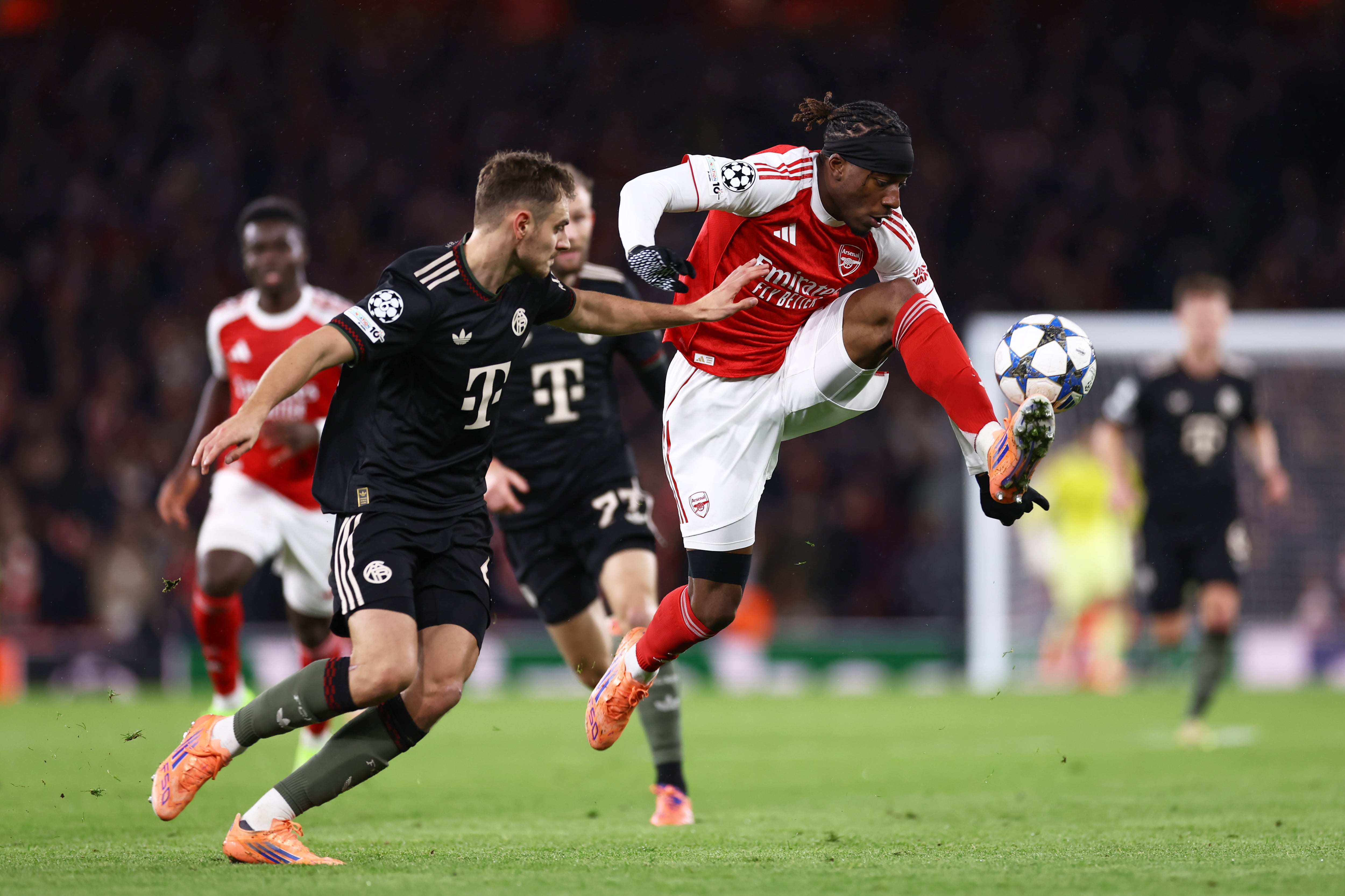 Josip Stanisic jugador de Bayern Munich y Noni Madueke jugador de Arsenal / Getty Images