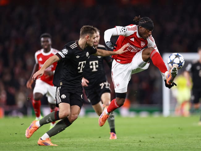 Josip Stanisic jugador de Bayern Munich y Noni Madueke jugador de Arsenal / Getty Images