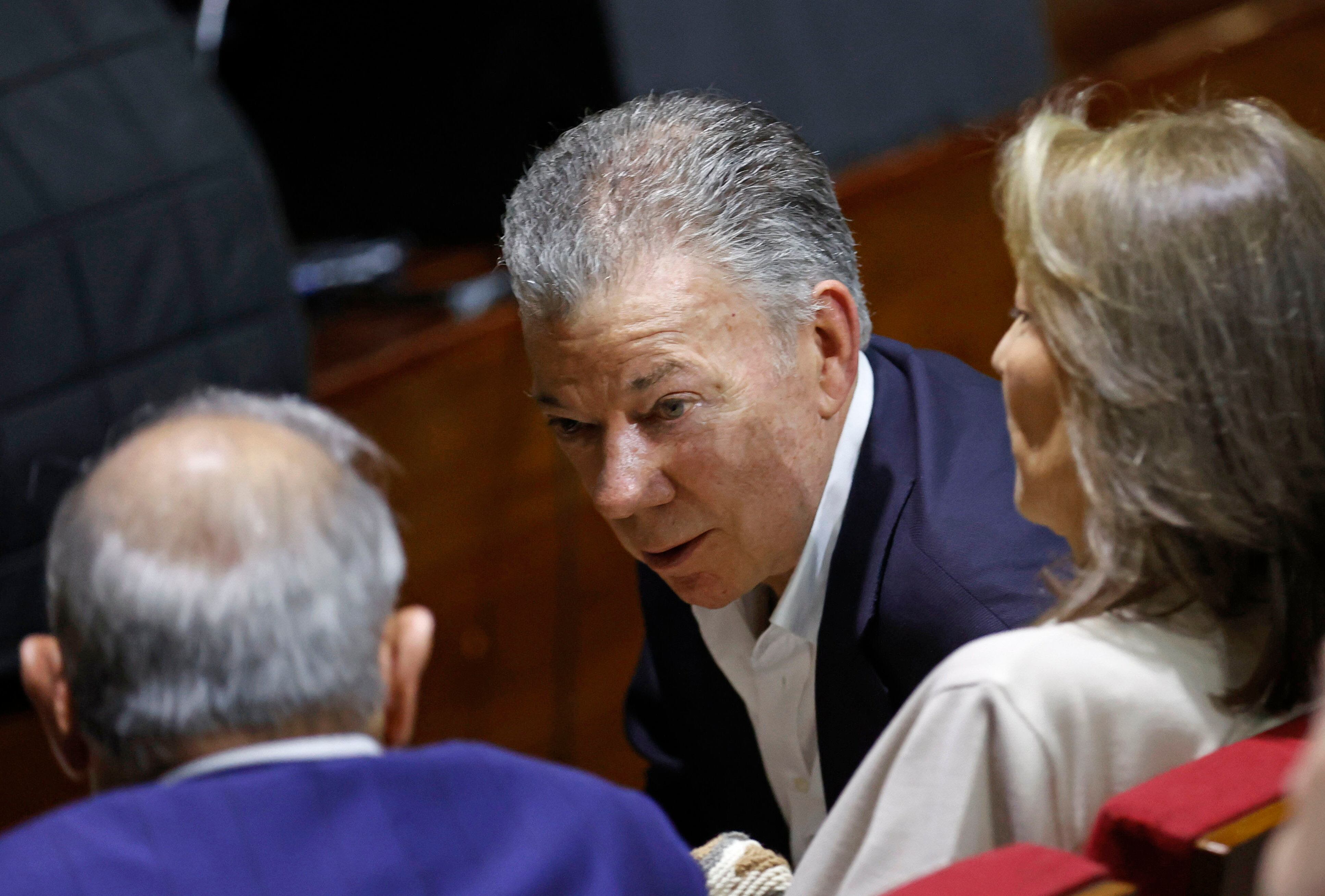 AME9542. BOGOTÁ (COLOMBIA), 24/11/2023.- El expresidente de Colombia Juan Manuel Santos asiste a la conmemoración de los siete años de la firma del acuerdo de paz entre el Gobierno de Colombia y la antigua guerrilla de las FARC, hoy, en el Centro Nacional de Memoria Histórica (CNMH) en Bogotá (Colombia). Santos aseguró este viernes, durante la conmemoración de los 7 años de la firma del acuerdo de paz con las extintas FARC, que el "peor error estratégico" del actual Gobierno de Gustavo Petro ha sido darle "patente de corso" a los grupos disidentes que surgieron de la guerrilla. EFE/ Mauricio Dueñas Castañeda