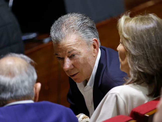 AME9542. BOGOTÁ (COLOMBIA), 24/11/2023.- El expresidente de Colombia Juan Manuel Santos asiste a la conmemoración de los siete años de la firma del acuerdo de paz entre el Gobierno de Colombia y la antigua guerrilla de las FARC, hoy, en el Centro Nacional de Memoria Histórica (CNMH) en Bogotá (Colombia). Santos aseguró este viernes, durante la conmemoración de los 7 años de la firma del acuerdo de paz con las extintas FARC, que el "peor error estratégico" del actual Gobierno de Gustavo Petro ha sido darle "patente de corso" a los grupos disidentes que surgieron de la guerrilla. EFE/ Mauricio Dueñas Castañeda