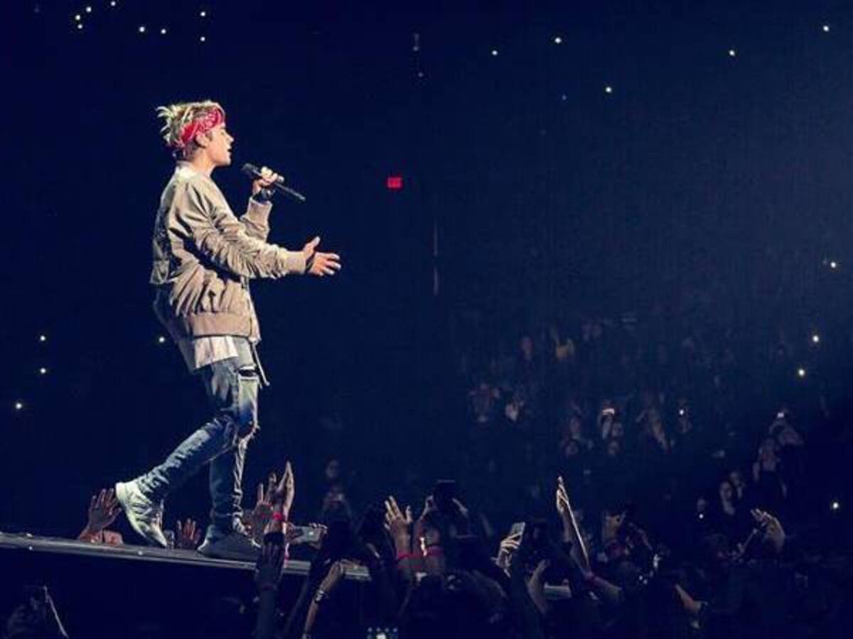 Justin Bieber llora en pleno concierto y es consolado por sus fans