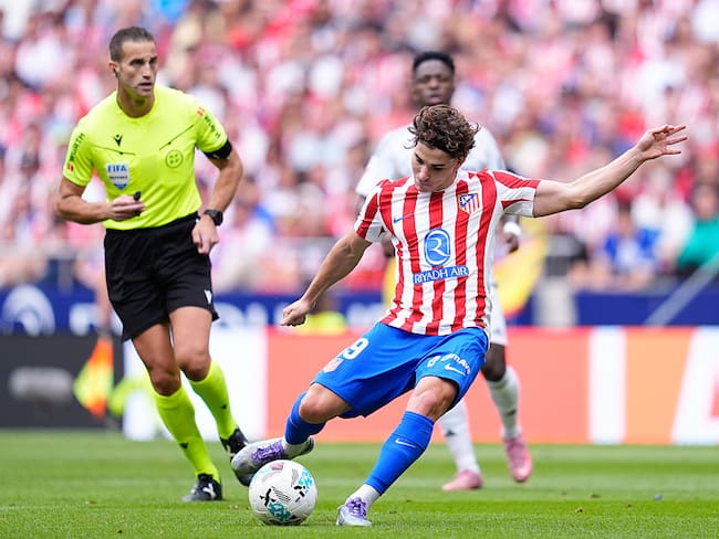 Julian Alvarez jugador de Atlético de Madrid en el cobro del tiro penal / Getty Images