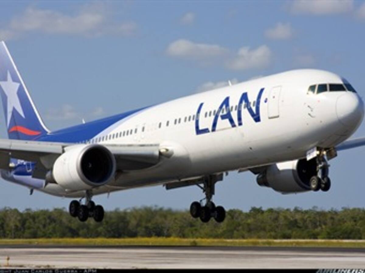 Mujer sufrió paro cardiaco antes del aterrizaje de avión