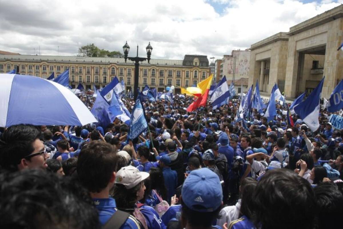 Los hinchas de Millonarios organizaron una celebración llenas de cànticos, banderas y alegría. Foto: COLPRENSA ©