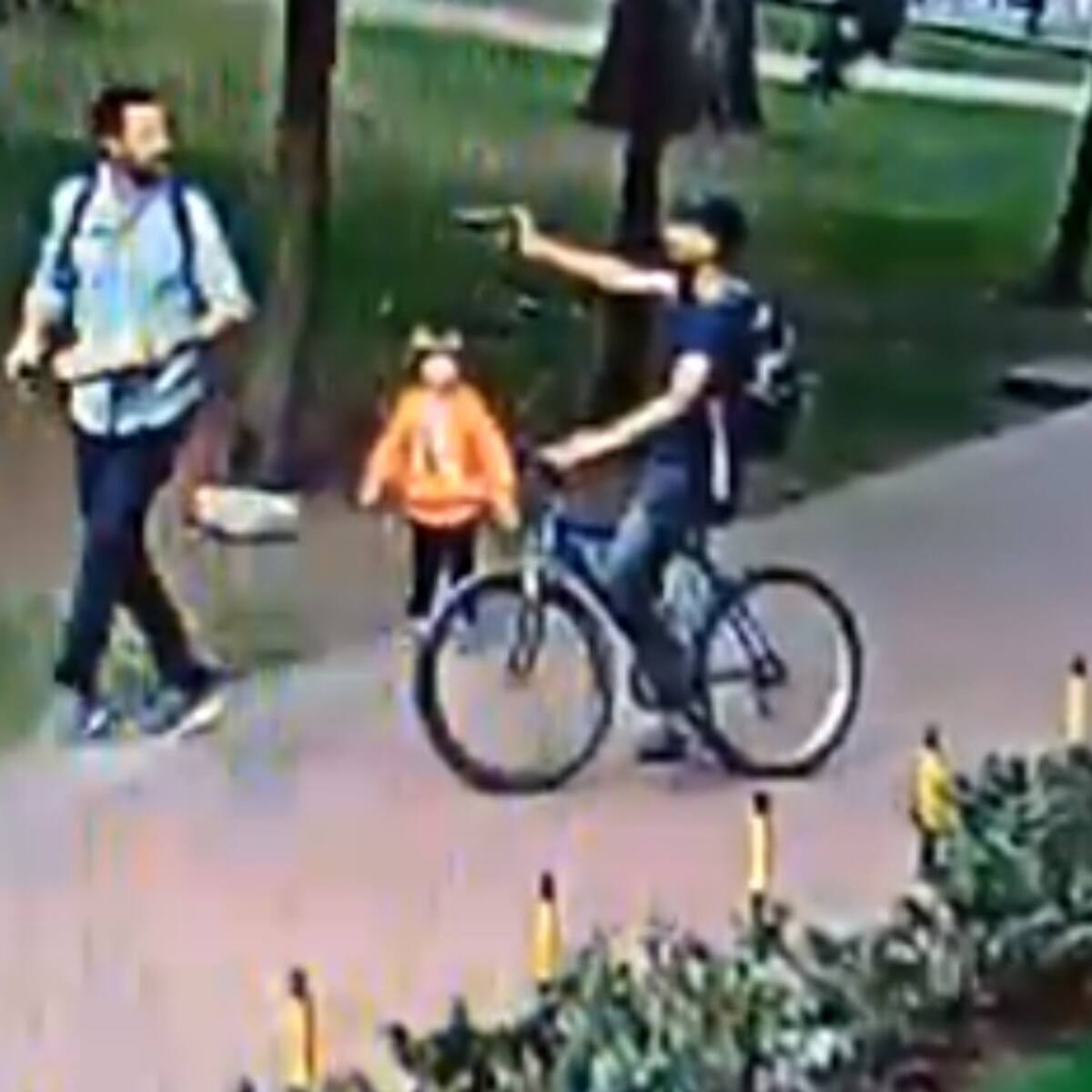 VIDEO | Delincuentes atracaron con arma de fuego a un ciudadano y a su hijo de 3 años en Bogotá