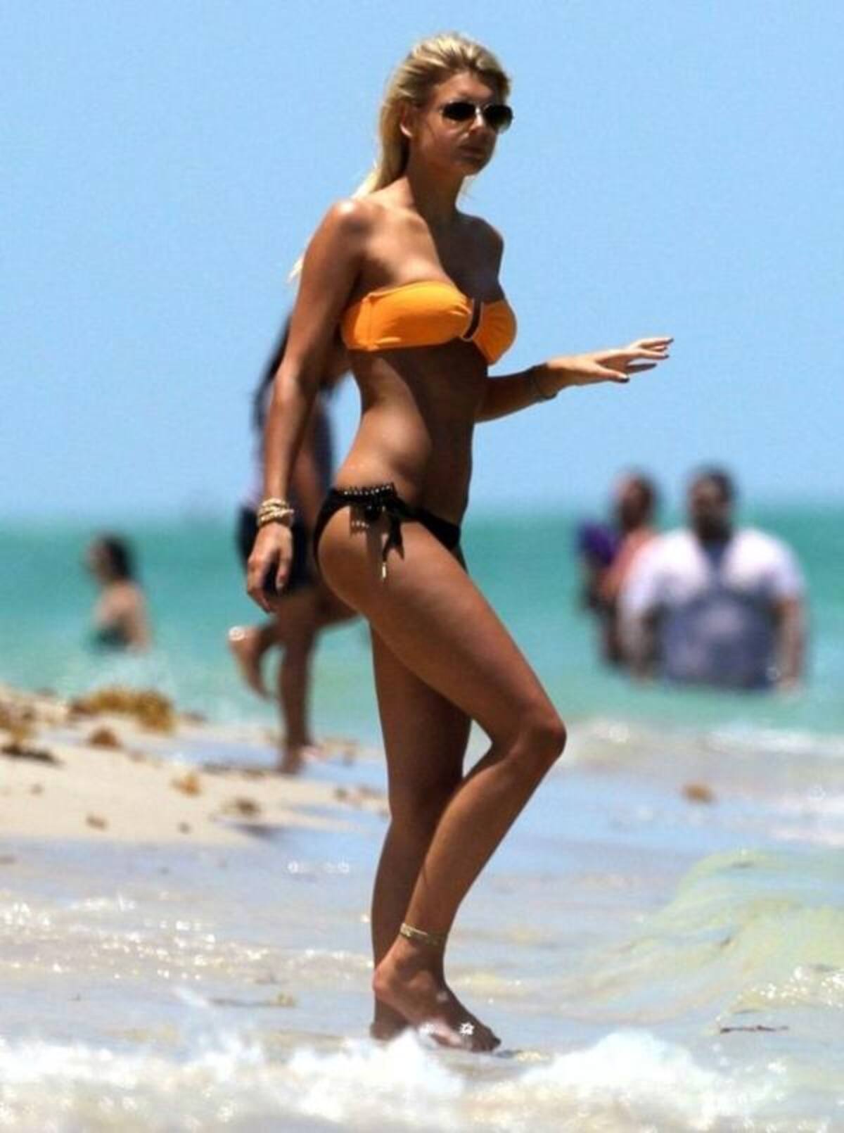 Lisa Rossenbach cautiva a Weidenfeller y a los demás en la playa.