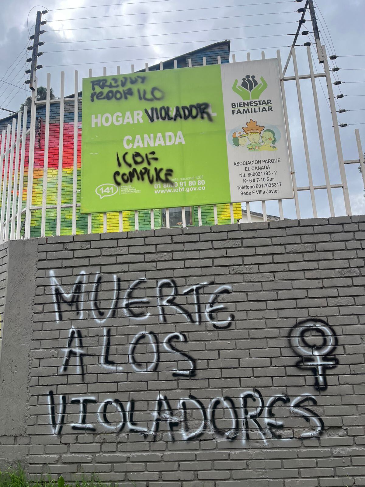 Padres de familia realizan protestan frente a jardín donde fueron presuntamente abusados menores entre 2 y 3 años. Foto: Caracol Radio.