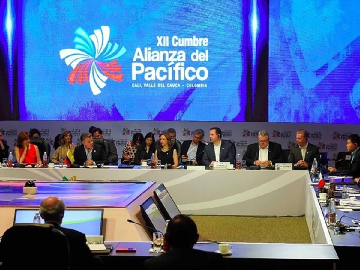 Peña Nieto exalta la culminación de la dejación de armas en Colombia