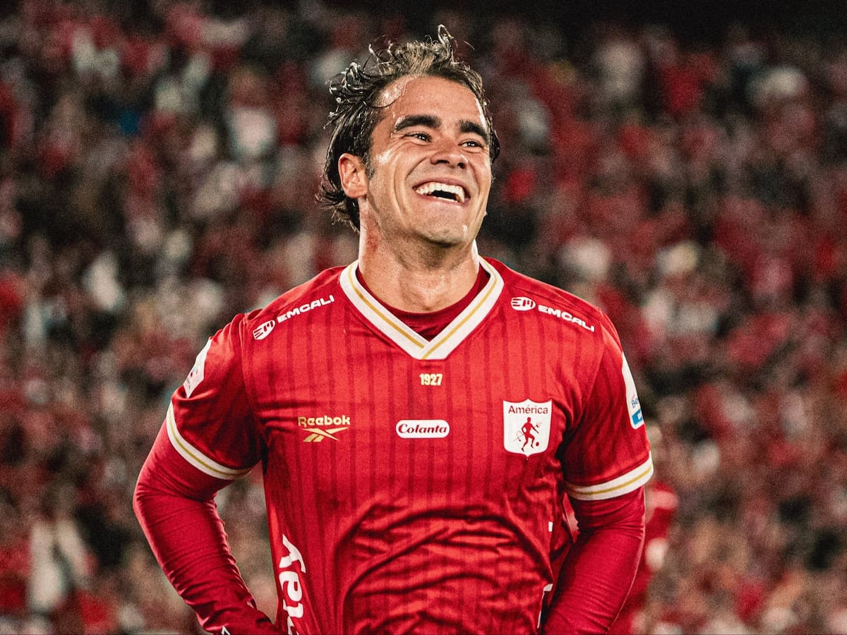 América selló su clasificación: Con diez hombres y un penal discutido