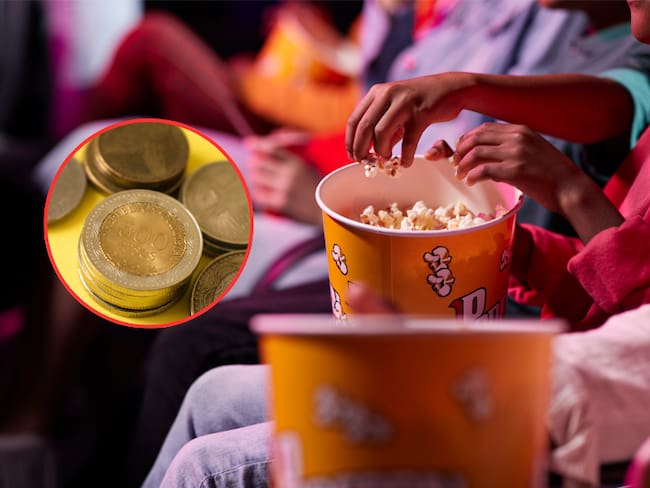 Personas comiendo palomitas en un cine / Monedas colombianas (Getty Images)