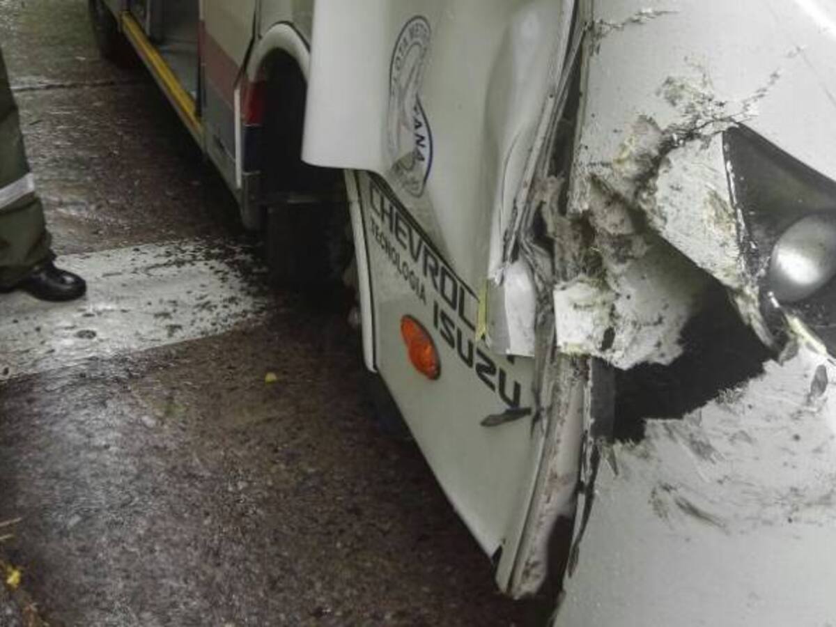 Colectivo impactó con una ladera