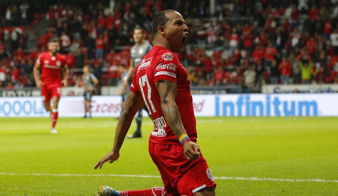 Felipe Pardo vistiendo su habitual manilla en la muñeca derecha.