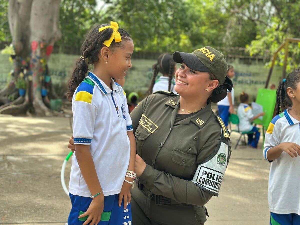 Niños destacados de Magangué fueron homenajeados en Izada de Bandera liderada por la Policía