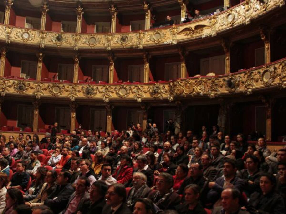 ¿Quién trajo a Colombia el formato teatral ‘Conejo blanco, Conejo rojo’?