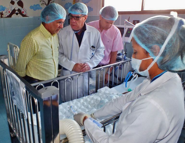 El Gobernador del Atlántico Eduardo Verano visitó la semana pasada a los menores afectados por desnutrición en la Clínica de La Costa