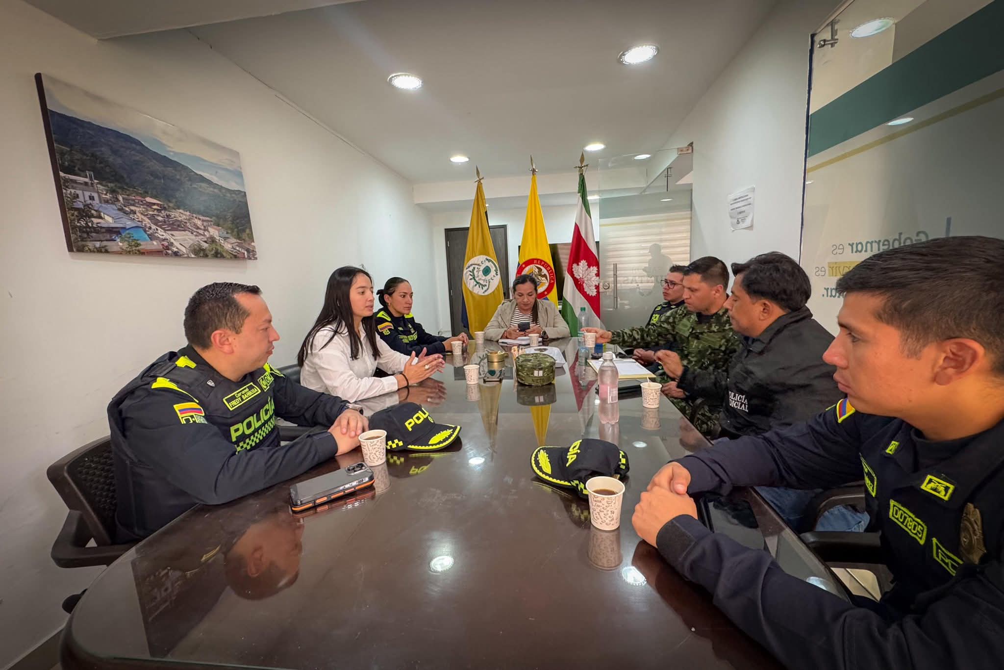 Luego de asegurar que el cilindro no contenía explosivos, las autoridades adelantaron en el municipio de Chivor, Boyacá, un Consejo Extraordinario de Seguridad / Foto: Gobernación de Boyacá.