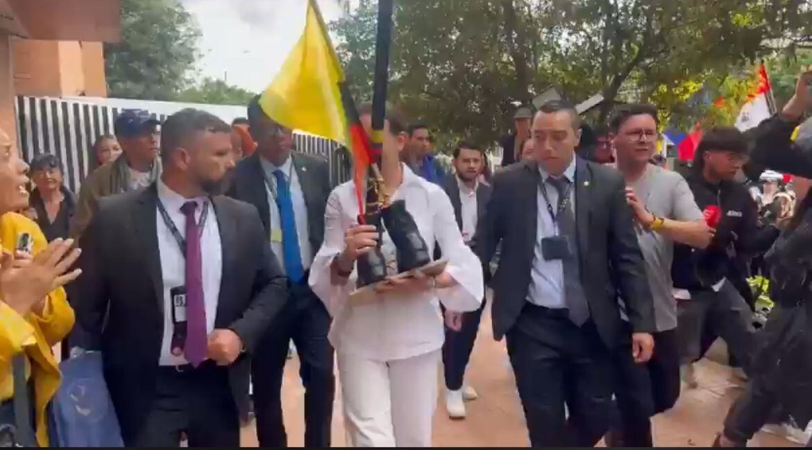 Esposa de Miguel Uribe Turbay recibe obsequio de las reservas de las Fuerzas Militares