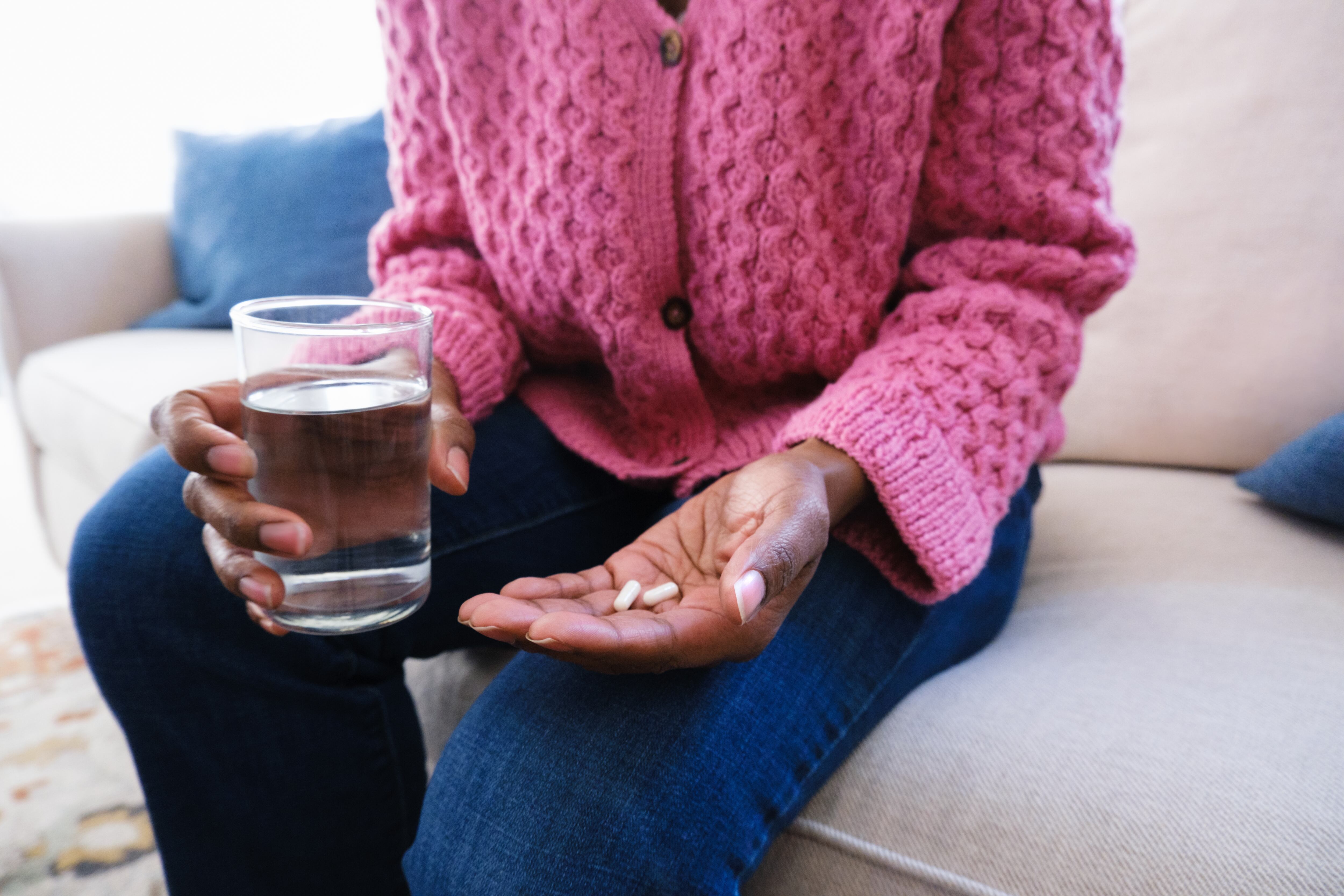 Persona tomando una pastilla con agua. Imagen de referencia. Foto. Getty Images.