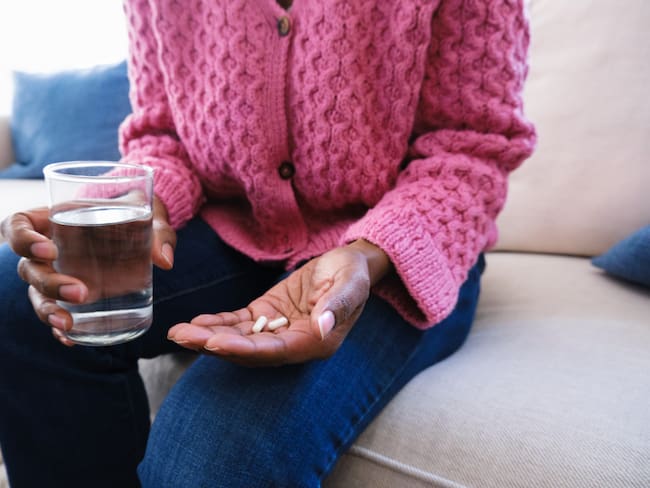 Persona tomando una pastilla con agua. Imagen de referencia. Foto. Getty Images.
