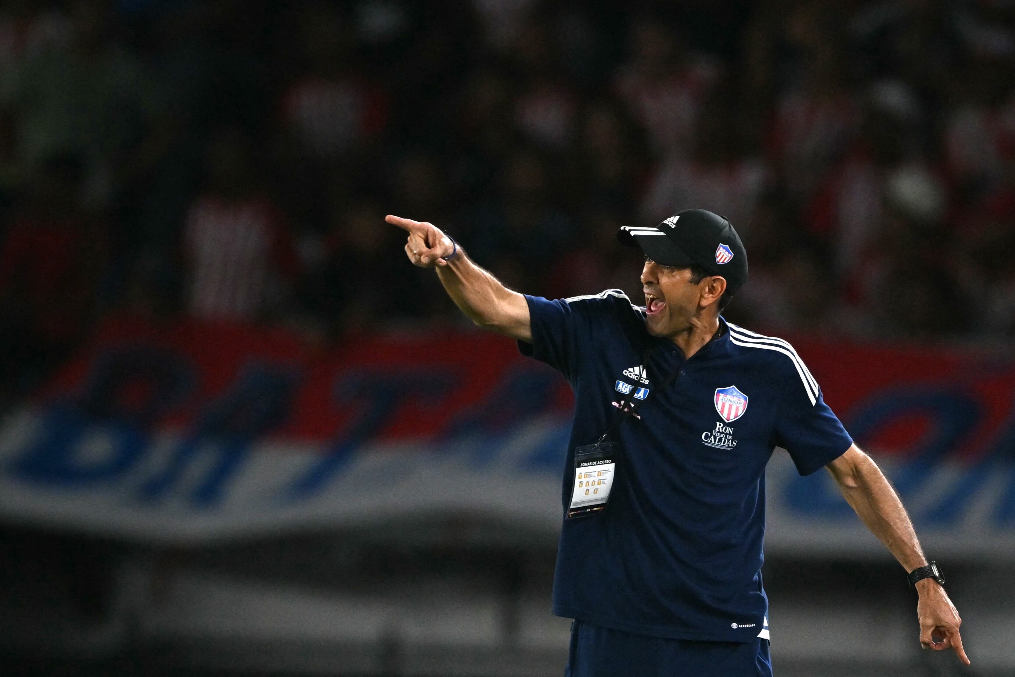 Arturo Reyes, DT del Junior. (Photo by LUIS ACOSTA/AFP via Getty Images)