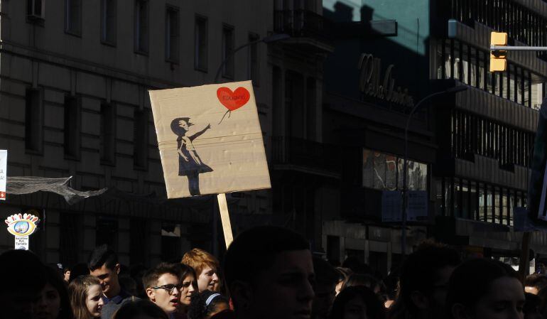 Obra de Banksy se autodestruye tras subastarse por US $ 1,4 millones