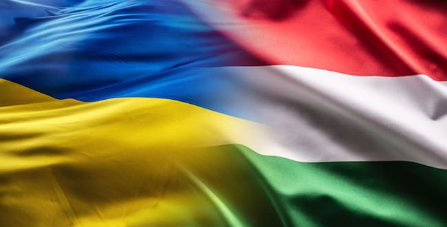 Banderas de Ucrania y Hungría. Fotos: Getty Images