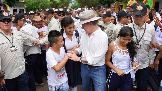 Santos afirma que muchos critican la implementación de la paz por razones políticas. Foto: Presidencia