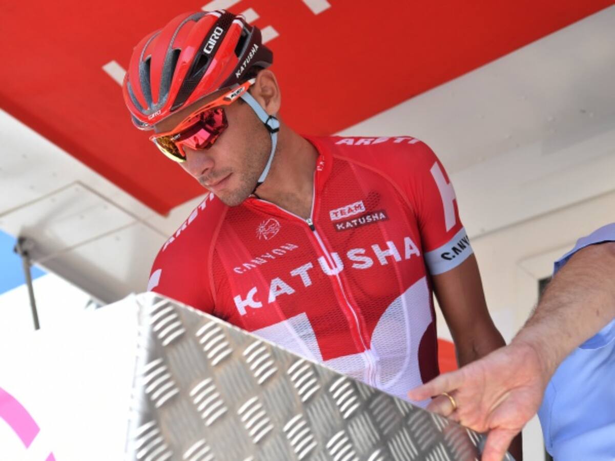 Indignante: aficionado tumba a ciclista en la Vuelta a España