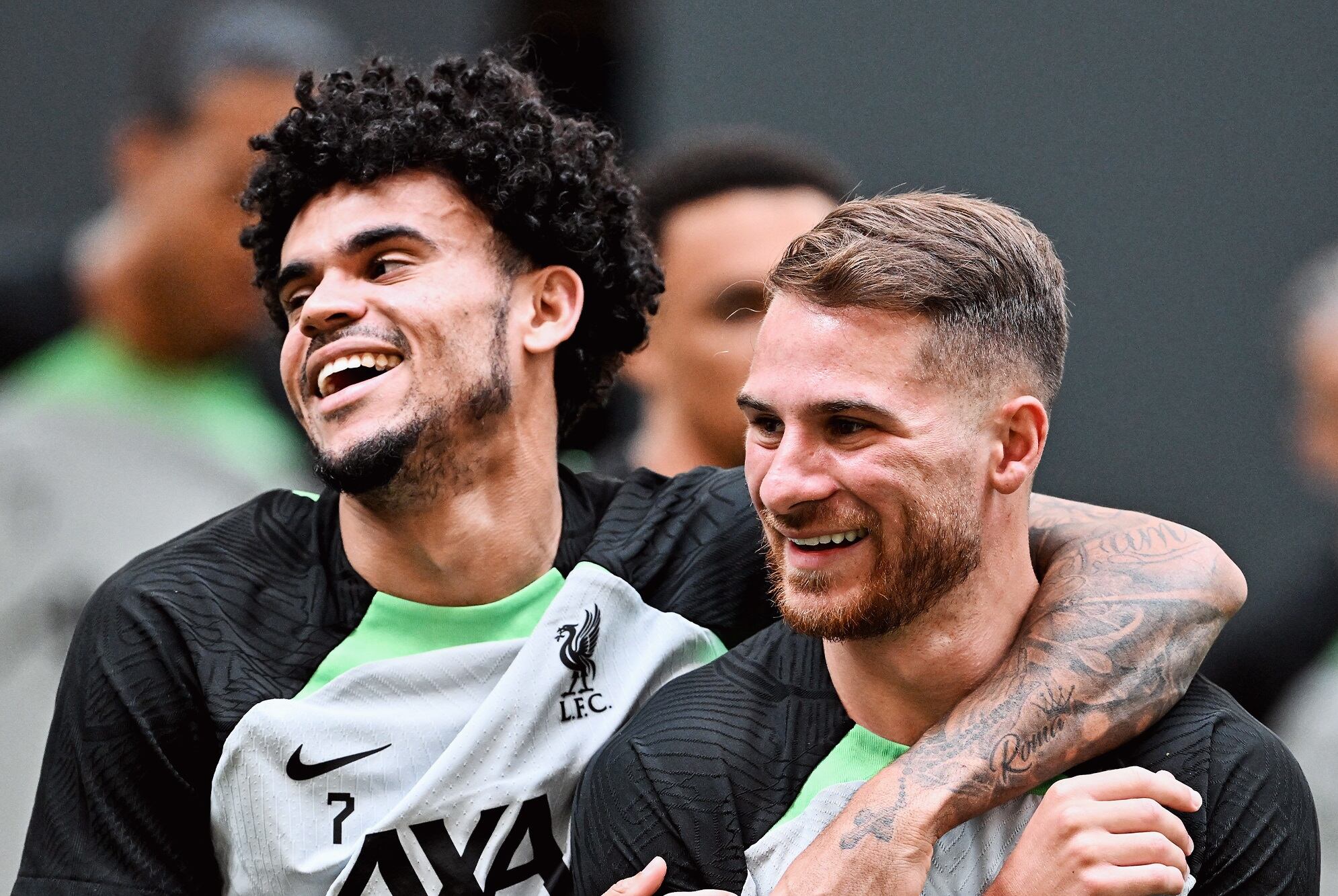 Luis Díaz junto al argentino Alexis Mac Allister, nuevo fichaje del Liverpool. Twitter: @LFC.