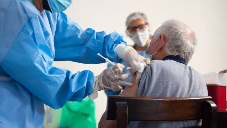 Foscal suspende temporalmente segunda dosis para mayores de 65 años