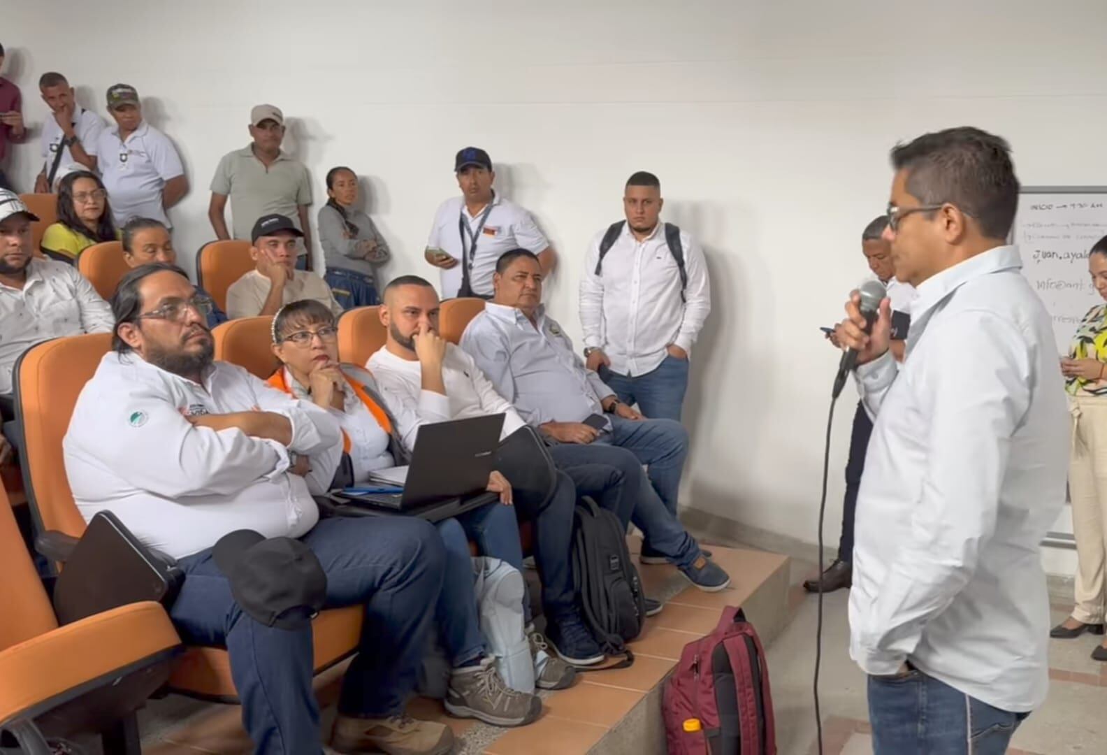 El delegado de la Agencia Nacional de Infraestructura escuchó atentamente a los comerciantes y mandatarios de Puerto Parra, Cimitarra y Puerto Boyacá / Foto: Suministrada.