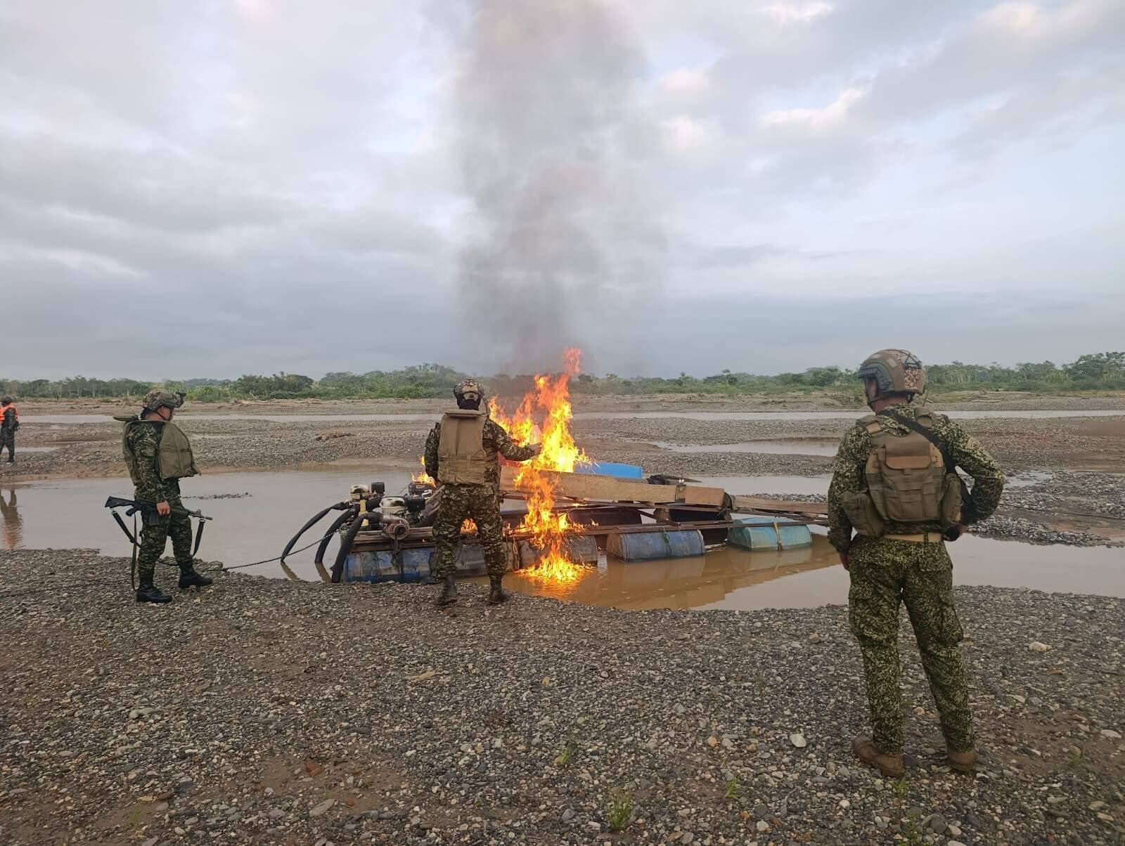 Operativo contra la minería ilegal en el Bajo Cauca antioqueño. Cortesía: Ejército Nacional.