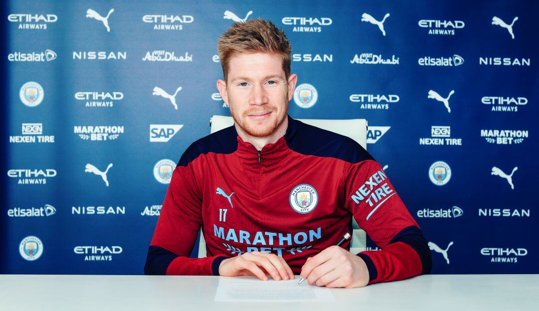 Kevin De Bruyne firmando la prolongación de su contrato hasta 2025