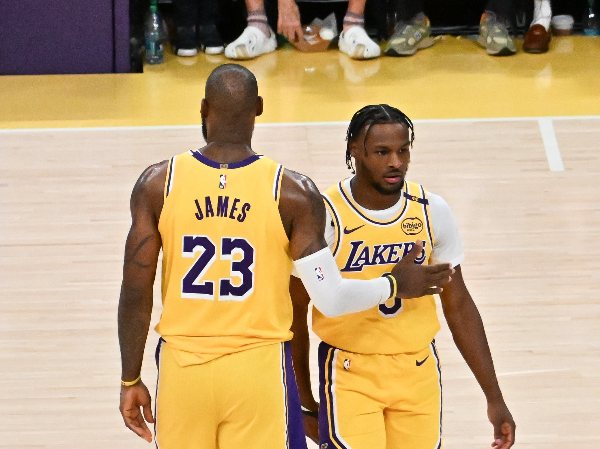 LeBron James #23  y su hijo Bronny James #9 durante el partido de Los Lakers. (Photo by Allen Berezovsky/Getty Images)