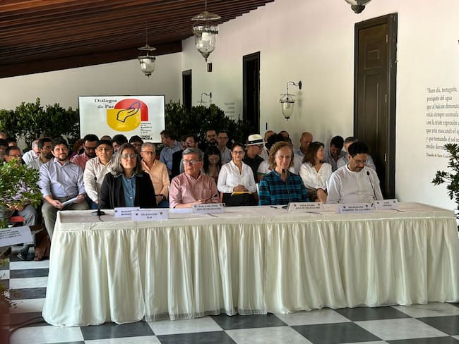 Delegaciones de Paz del ELN y el Gobierno colombiano. Foto Cristina Navarro, Caracol Radio