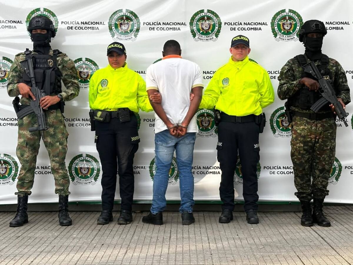 La policía capturó un cabecilla del Clan del Golfo e incautó mil cartuchos para fusil