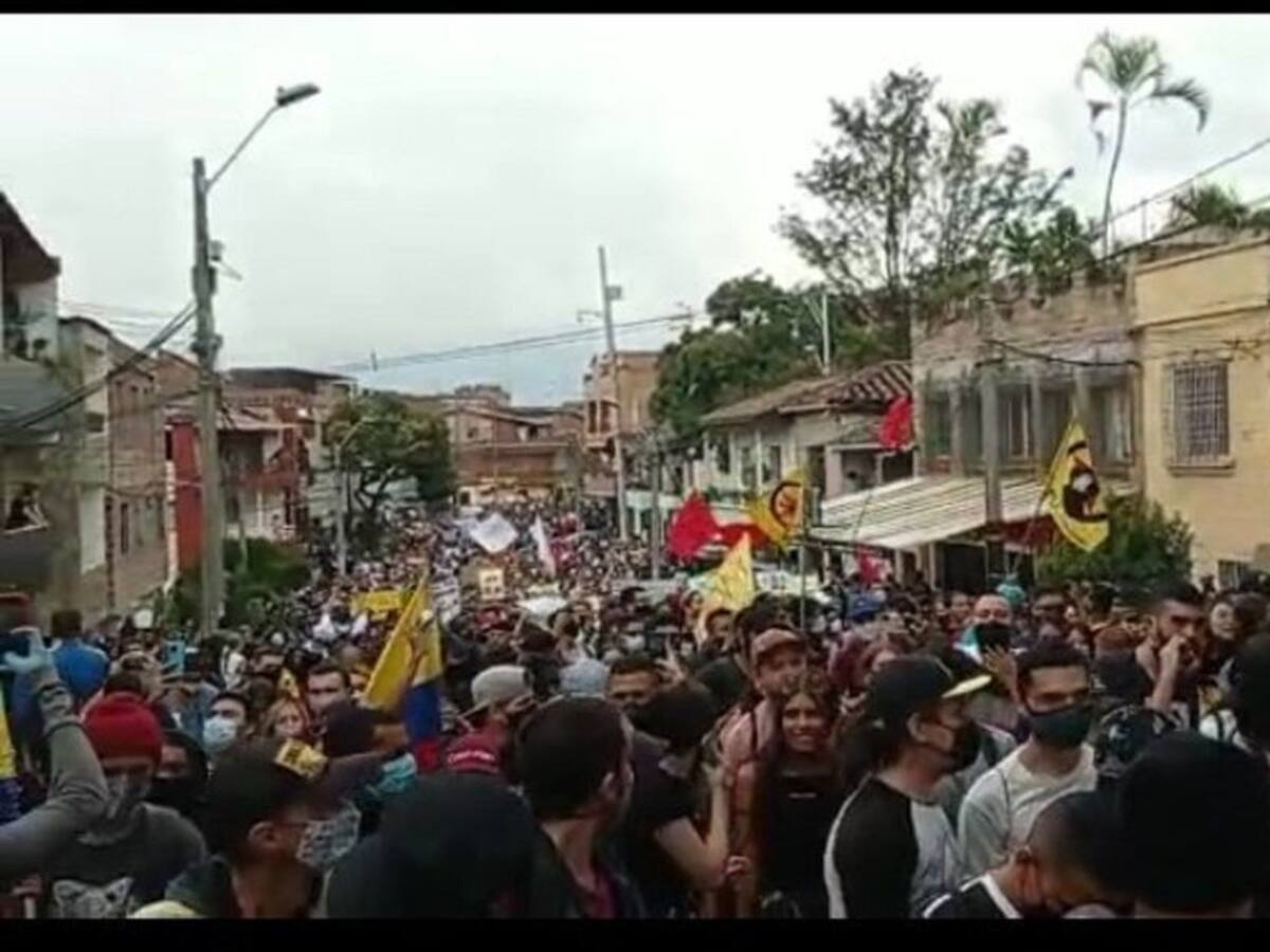 Multitudinaria marcha avanza por el nororiente de Medellín