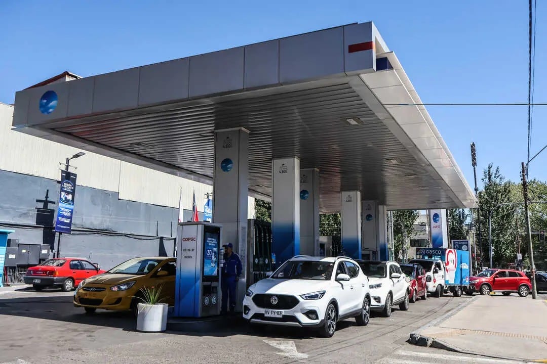 Entra en vigor en Chile un alza histórica de combustibles, junto a la primera ley Kast