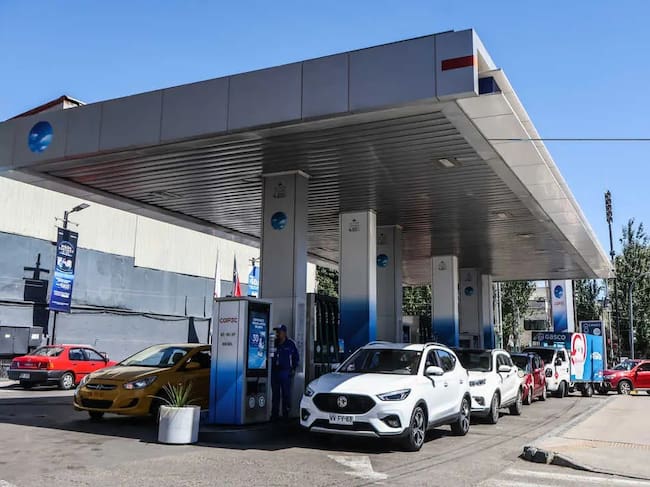 Entra en vigor en Chile un alza histórica de combustibles, junto a la primera ley Kast