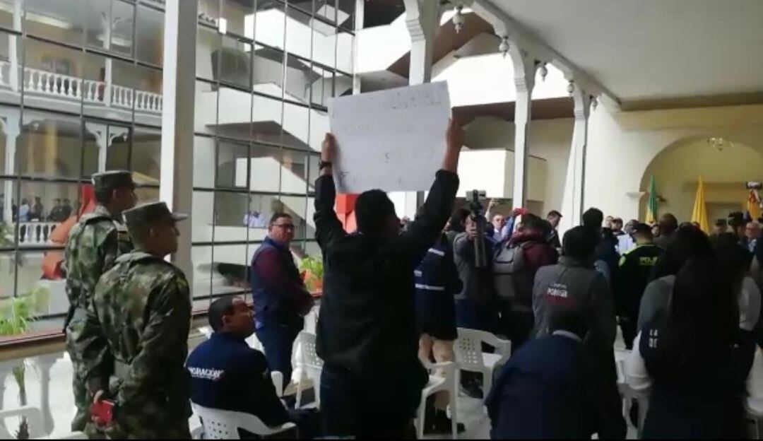 El dirigente portando una pancarta exigía la liberación de dos integrantes de movimientos sociales que fueron capturados por la Policía Metropolitana y la Fiscalía
