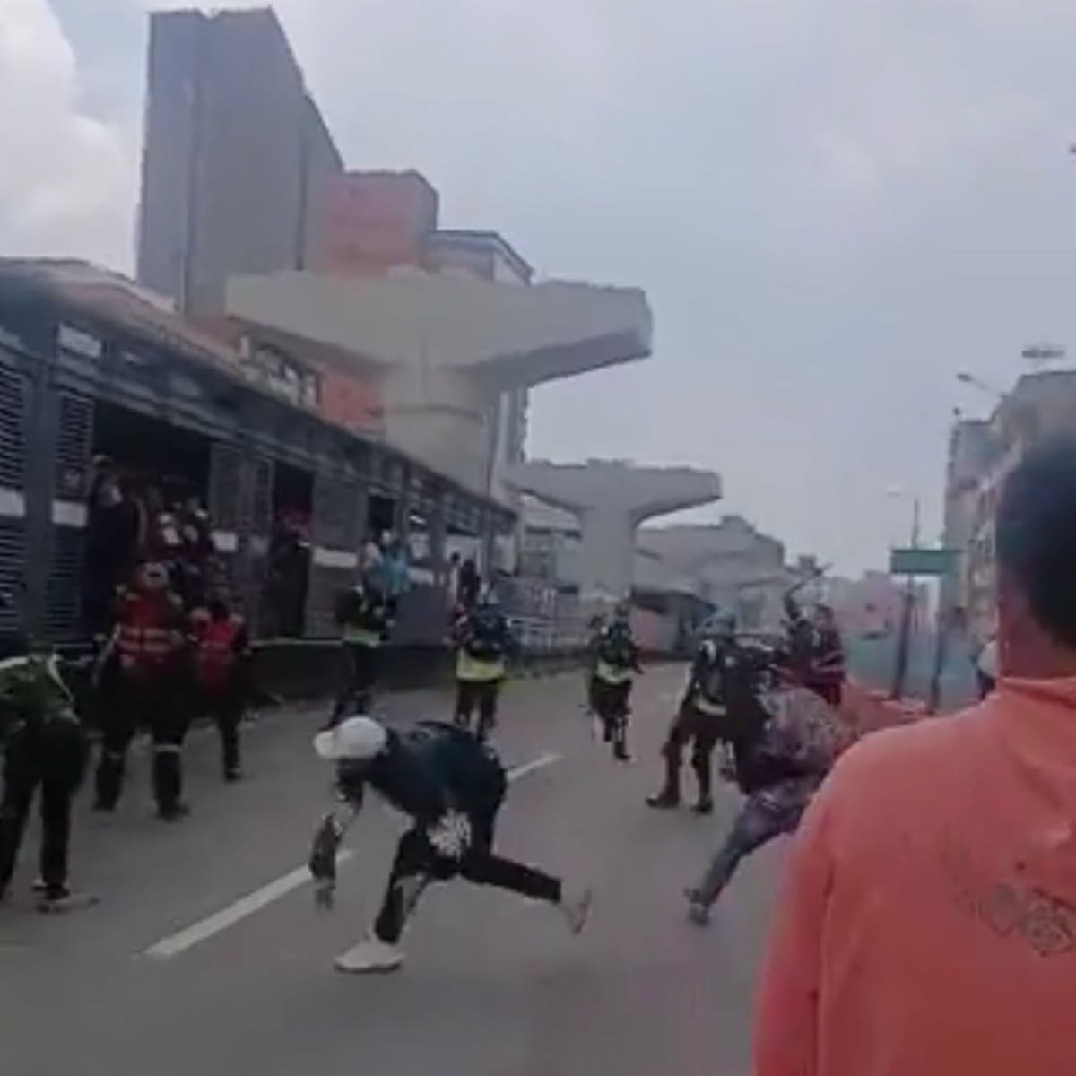 VIDEO | Un vigilante herido y un colado capturado por agresiones a personal de Transmilenio