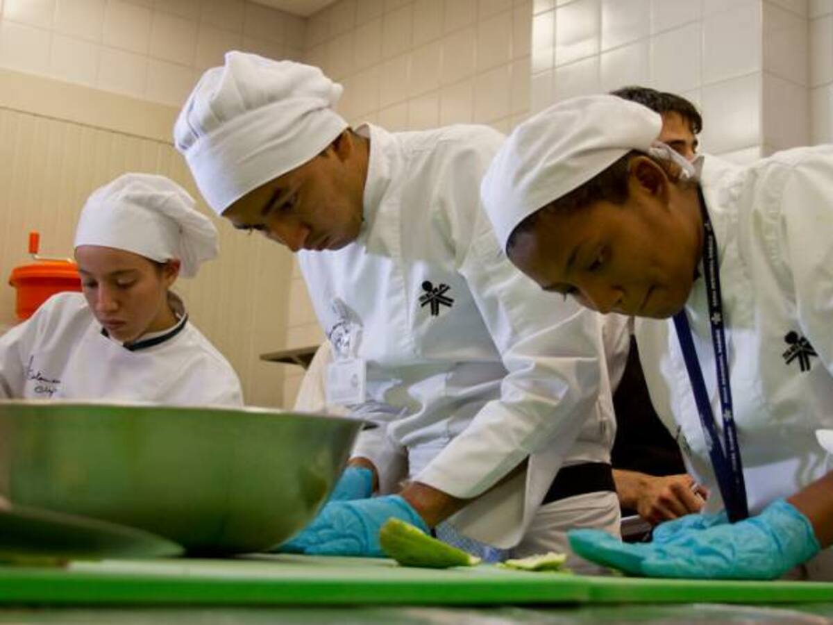 Ley castigará a dueños de negocios que se queden con la propina de sus meseros